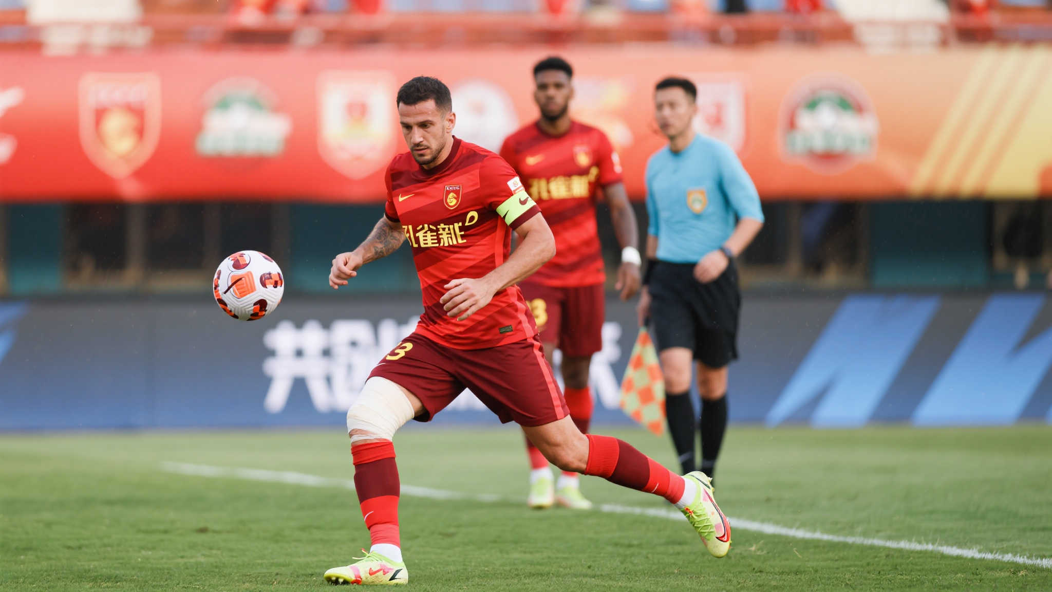 足球报：亚泰深陷财政危机，贝里奇伤情加剧引援困境