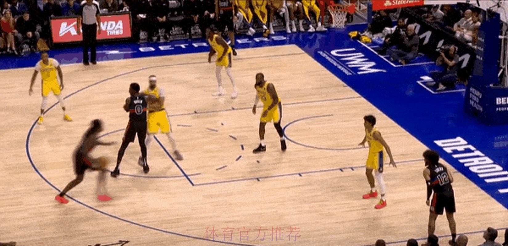 斯图尔特和布朗相互拉拽引发冲突,裁判回看吹罚两人各技犯 斯图尔特和布朗相互拉拽引发冲突,裁判回看吹罚两人各技犯